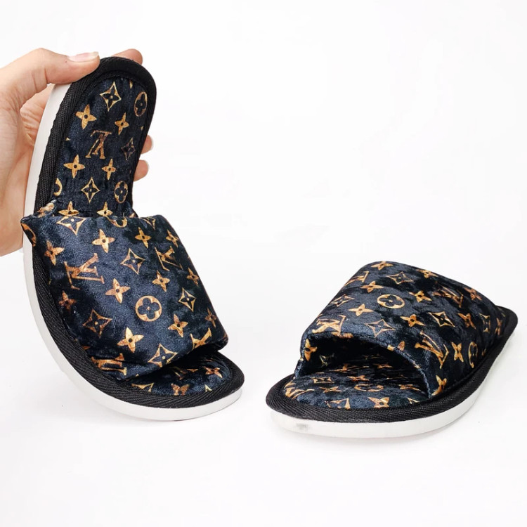 دمپایی حوله ای مدل ال وی گرم و راحت و بادوام